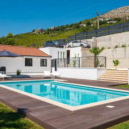 Florinda With Pool And Prime Location Near Split