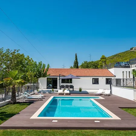 Florinda With Pool And Prime Location Near Split *