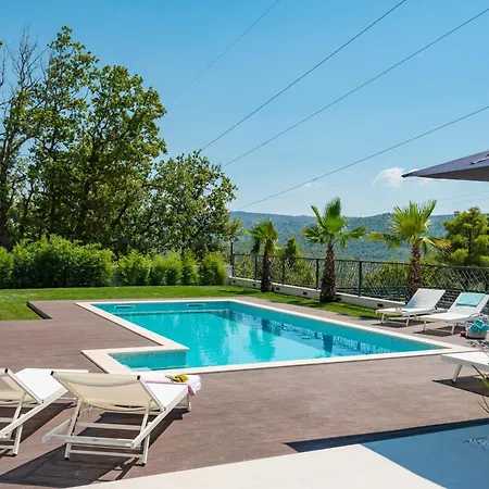 Florinda With Pool And Prime Location Near Split * Srinjine