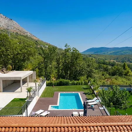 Florinda With Pool And Prime Location Near Split Srinjine