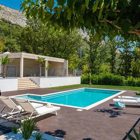 Florinda With Pool And Prime Location Near Split * Srinjine