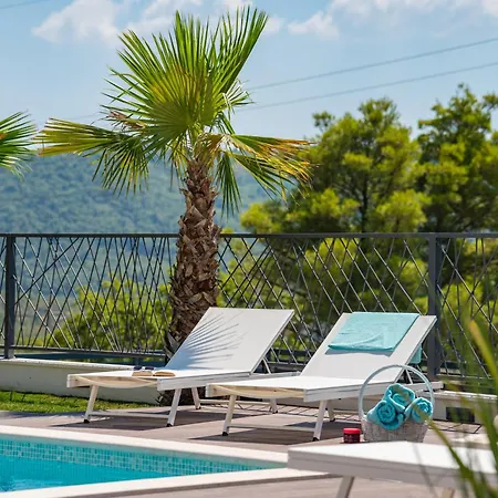 Florinda With Pool And Prime Location Near Split *