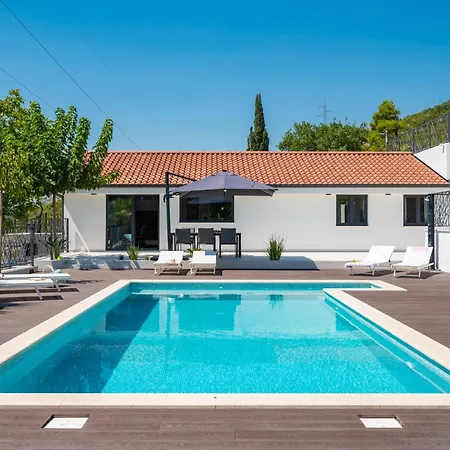 Florinda With Pool And Prime Location Near Split فيلة Srinjine