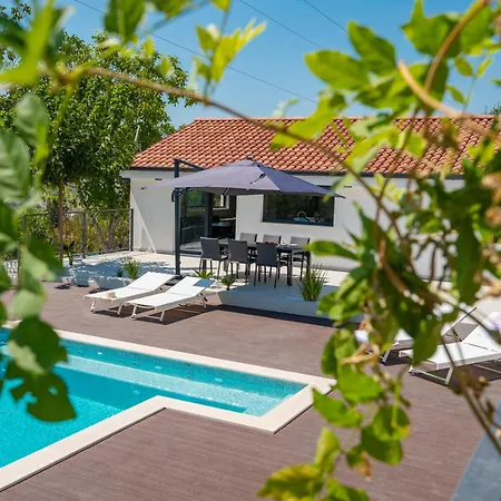 Villa Florinda With Pool And Prime Location Near Split Srinjine