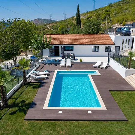 Florinda With Pool And Prime Location Near Split فيلة Srinjine