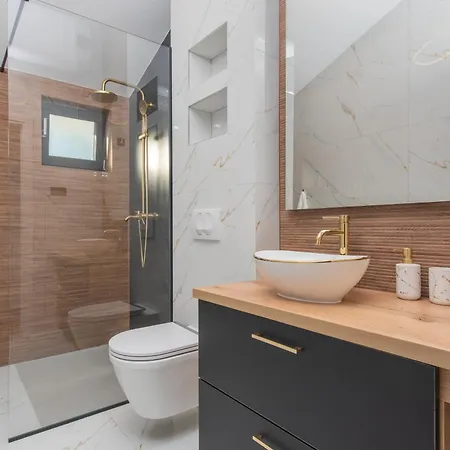 فيلة Florinda With Pool And Prime Location Near Split