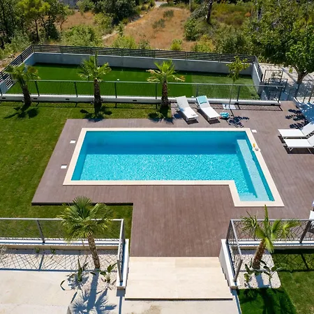 Florinda With Pool And Prime Location Near Split * Srinjine