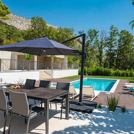 Florinda With Pool And Prime Location Near Split فيلة *
