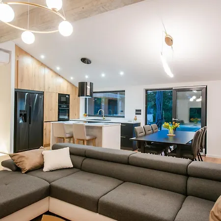 Florinda With Pool And Prime Location Near Split فيلة Srinjine