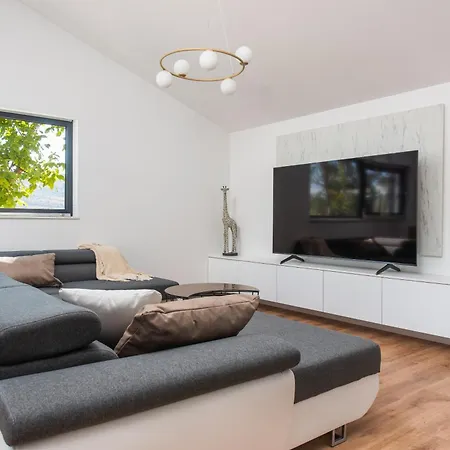 Villa Florinda With Pool And Prime Location Near Split Srinjine