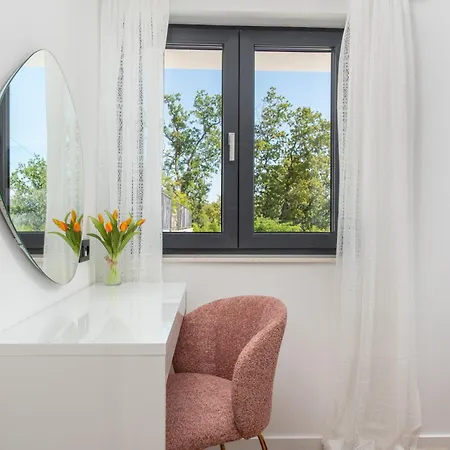 Florinda With Pool And Prime Location Near Split *