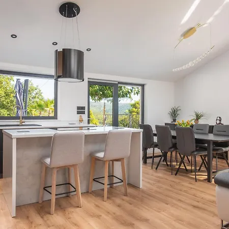 Villa Florinda With Pool And Prime Location Near Split Srinjine