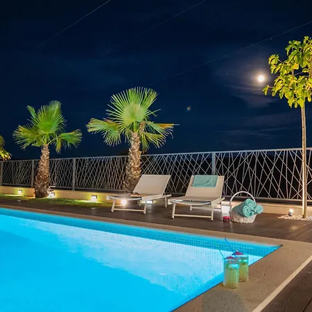 Florinda With Pool And Prime Location Near Split Srinjine