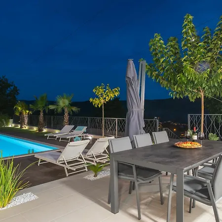 Florinda With Pool And Prime Location Near Split Villa