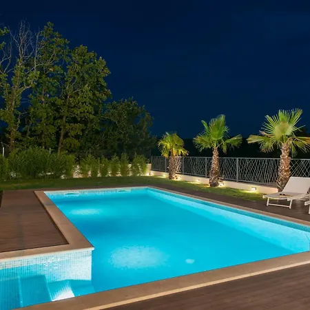 Florinda With Pool And Prime Location Near Split *