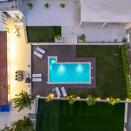 Florinda With Pool And Prime Location Near Split فيلة Srinjine