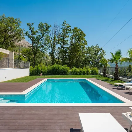 Florinda With Pool And Prime Location Near Split * Srinjine