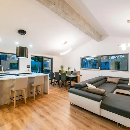 Florinda With Pool And Prime Location Near Split