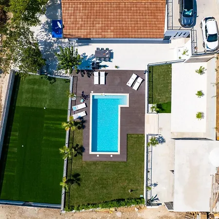 Florinda With Pool And Prime Location Near Split فيلة Srinjine