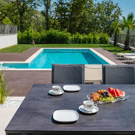 Villa Florinda With Pool And Prime Location Near Split *