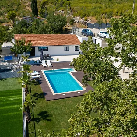 Florinda With Pool And Prime Location Near Split Srinjine