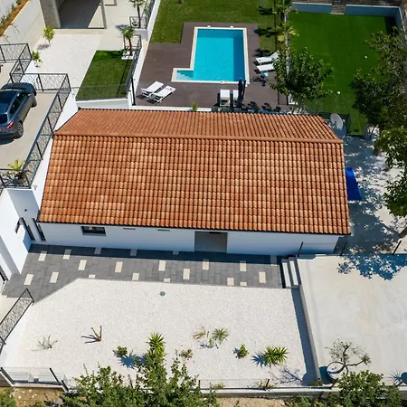 Florinda With Pool And Prime Location Near Split Srinjine