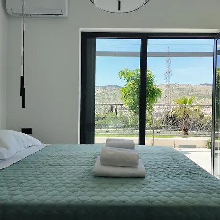Florinda With Pool&prime Location Near Split Villa Srinjine