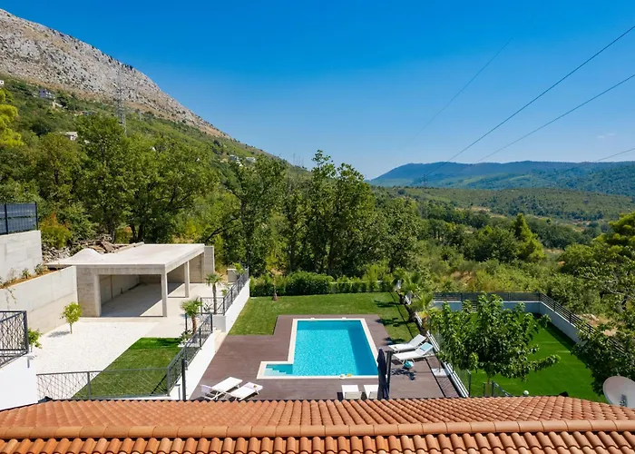 Florinda With Pool And Prime Location Near Split Srinjine